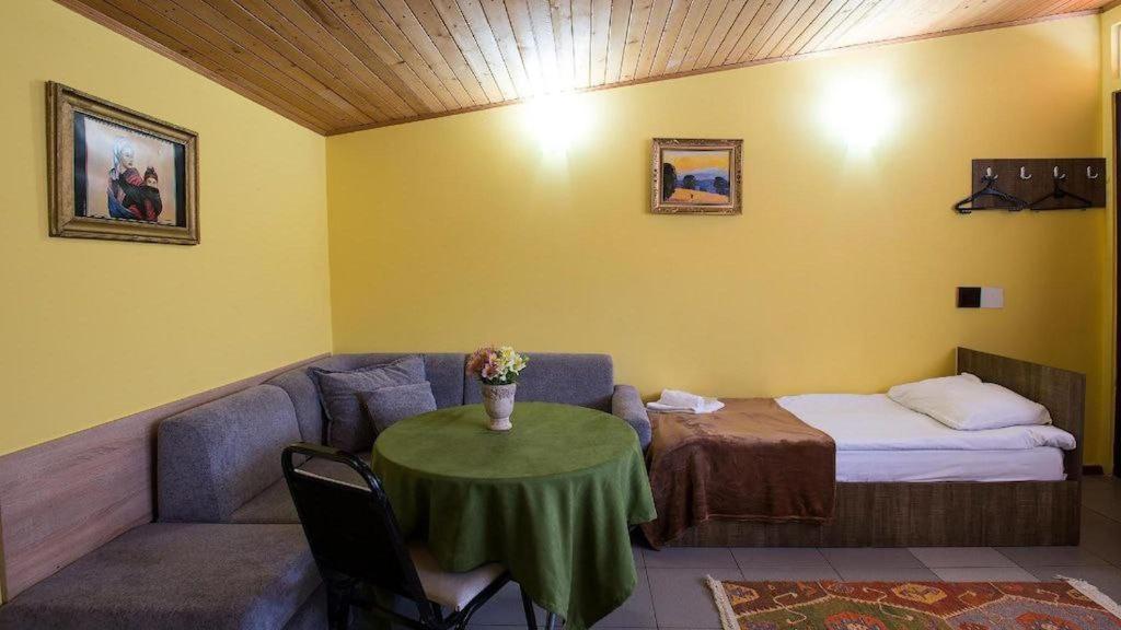 Gallary Hostel Tbilisi Esterno foto